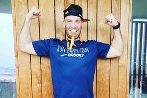 Maratonista francés recorrió 42.2 km en su balcón por coronavirus