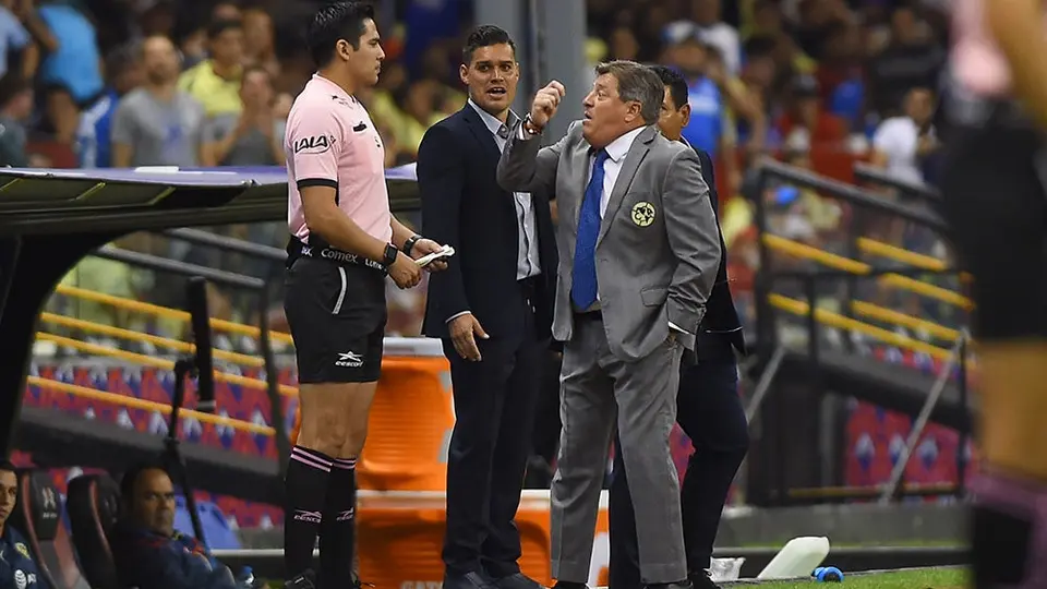 Piojo Herrera se dijo arrepentido tras haber llamado "maricones" a los árbitros del Clásico Joven
