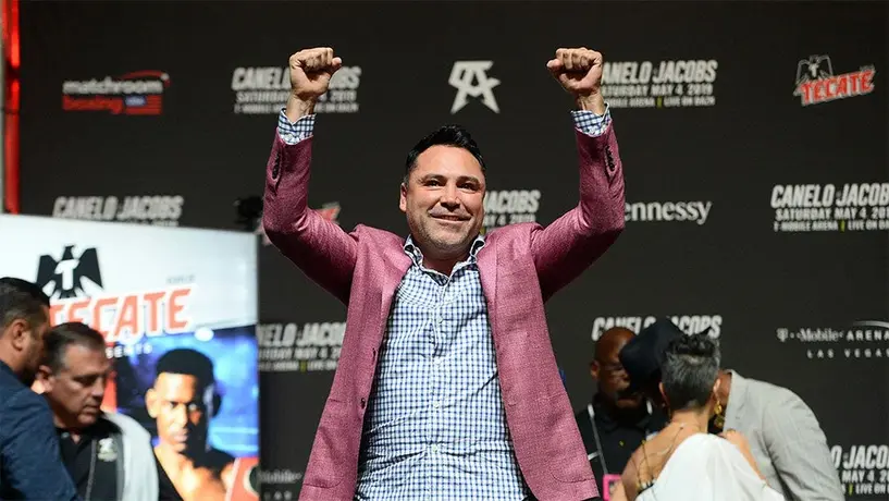 Óscar de la Hoya aseguró que Conor McGregor le duraría dos rounds