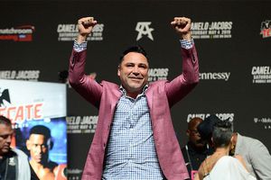 Óscar de la Hoya aseguró que Conor McGregor le duraría dos rounds