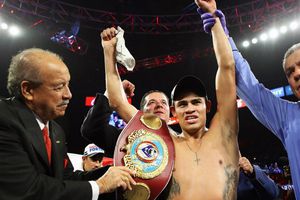 Emanuel Navarrete venció por nocaut técnico al filipino Jeo Santisima