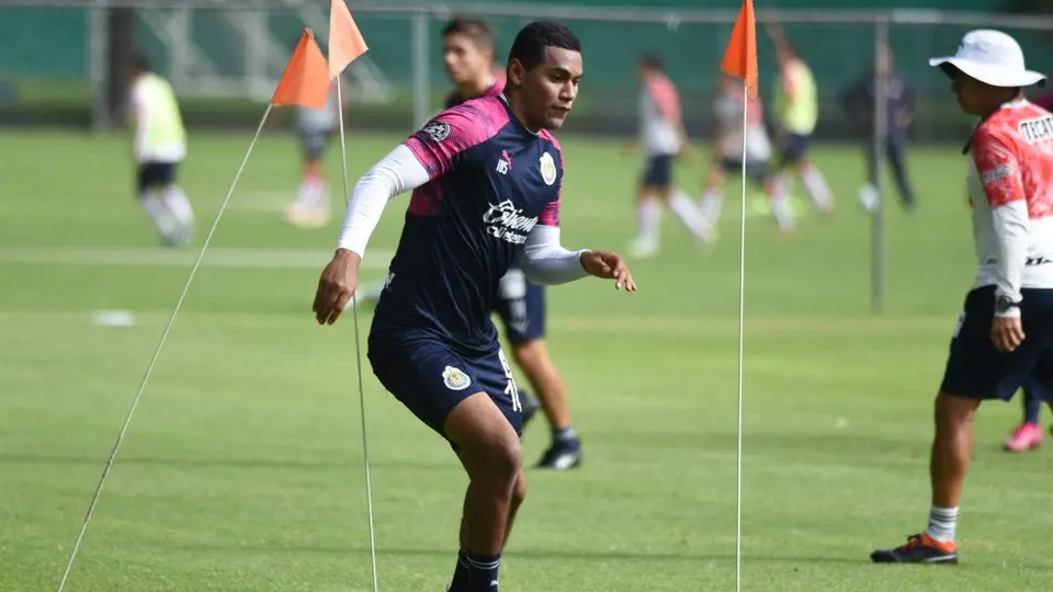 'Tiba' Sepúlveda: 'No me sorprende ser titular en Chivas'