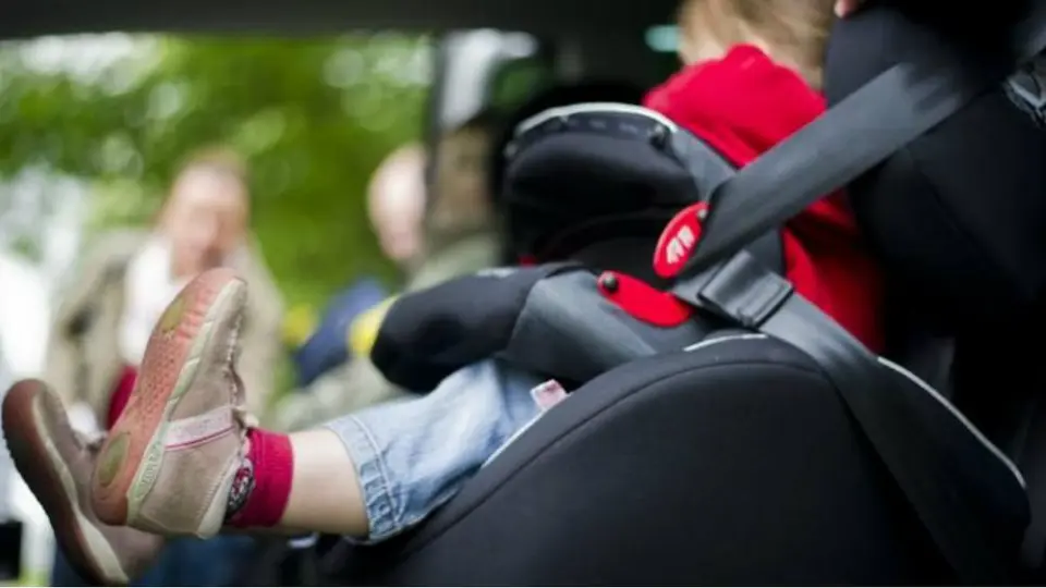 Gobierno italiano obligó instalar alarmas en asientos de carro para niños