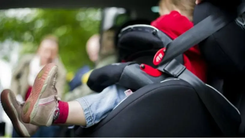 Gobierno italiano obligó instalar alarmas en asientos de carro para niños