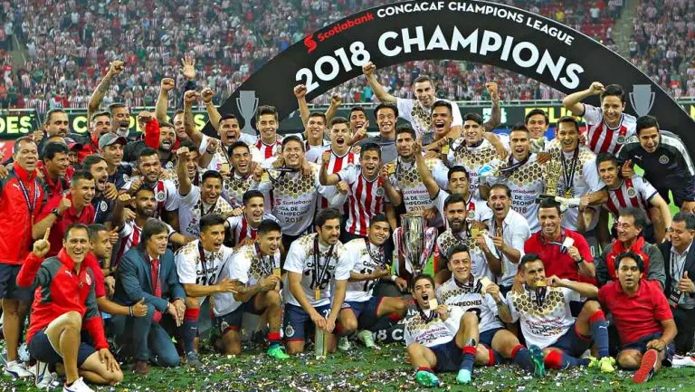 El plantel de Chivas tras el título de Concachampions