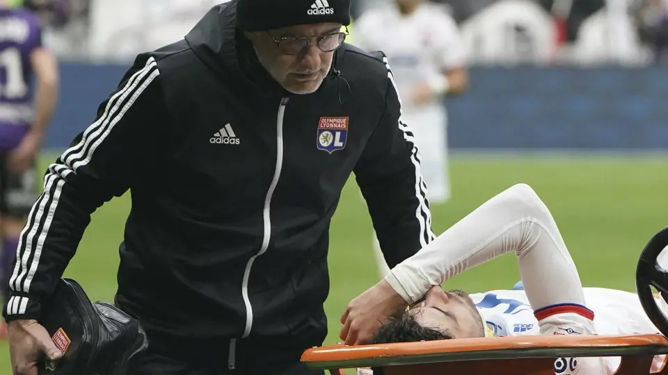 VIDEO: Jugador del Lyon se desmayó en pleno partido