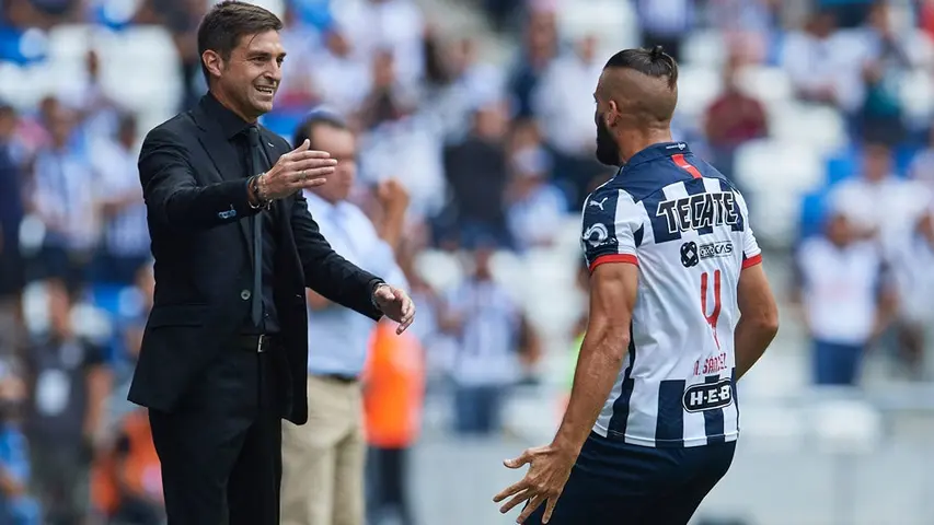 Diego Alonso celebra un tanto de Nico Sánchez | MEXSPORT