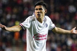 Cacharon a Uriel Antuna con otra mujer