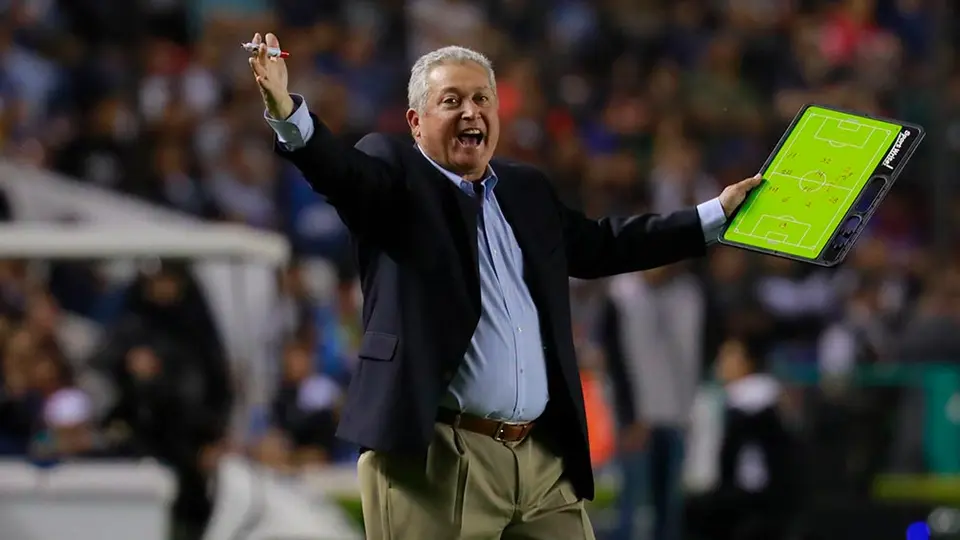 Víctor Manuel Vucetich no seguirá como entrenador de Querétaro