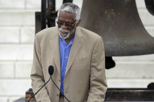 Bill Russell se puso el jersey de los Lakers en honor a Kobe Bryant