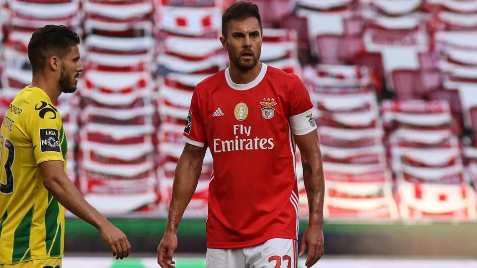 Benfica: Dos jugadores heridos tras ser apedreado su autobús