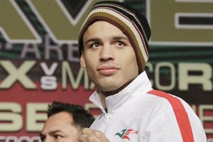 Julio César Chávez Jr. repartió despensas en Culiacán