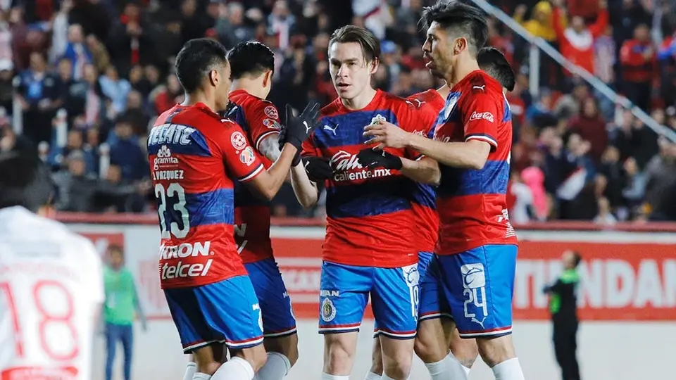 Canelo Angulo: 'Ser titular en Chivas no es tarea fácil por la calidad del equipo'