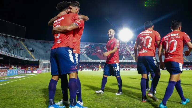 Aficionado destapó la 'champagne' tras 'histórica' victoria del Veracruz