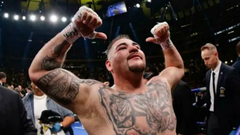 Andy Ruiz apoyó a un conductor a empujar su auto descompuesto