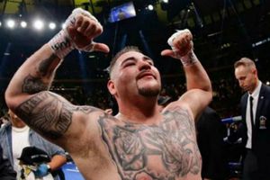 Andy Ruiz apoyó a un conductor a empujar su auto descompuesto