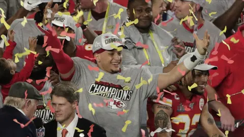 Patrick Mahomes, el QB más joven en llegar a 10 pases de TD en Playoffs