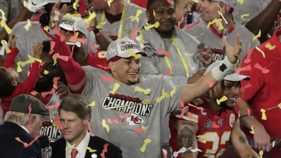 Patrick Mahomes, el QB más joven en llegar a 10 pases de TD en Playoffs