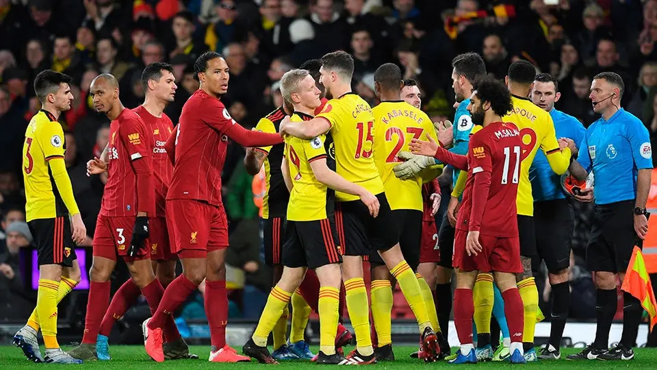 Premier League prohibió el saludo de manos previo a los partidos por coronavirus