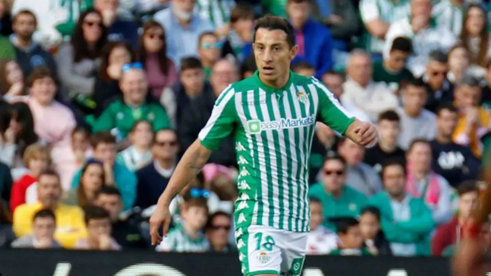 Andrés Guardado, ausente del entrenamiento del Betis por lesión