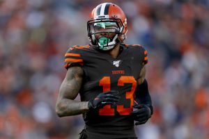 Odell Beckham tuvo que cambiar su calzado por utilizar una imagen alusiva a Joker