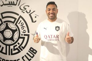 VIDEO: Marco Fabián lució dotes musicales en novatada con Al-Sadd
