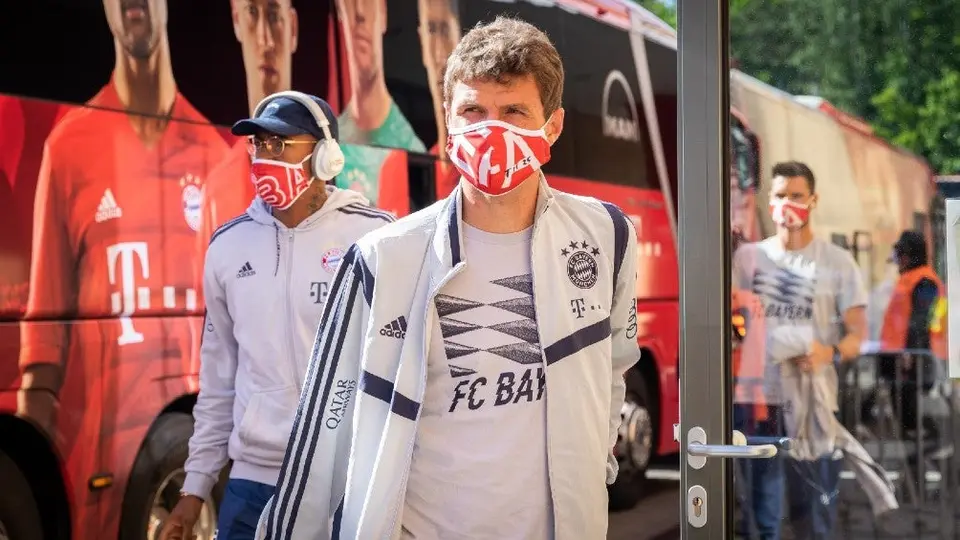Jugadores del Bayern Munich presumieron sus peculiares cubrebocas