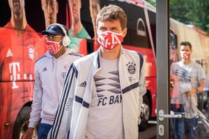 Jugadores del Bayern Munich presumieron sus peculiares cubrebocas