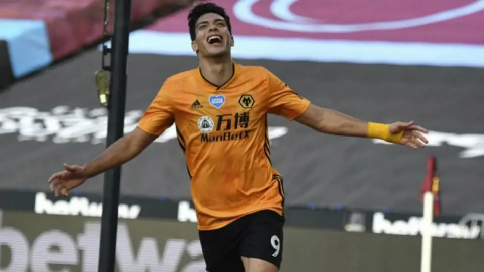VIDEO: Wolves mostró 'hijos' de Raúl Jiménez en la cancha por el Día del Padre