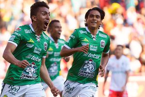 León se unió al Batman Day tras victoria sobre Necaxa