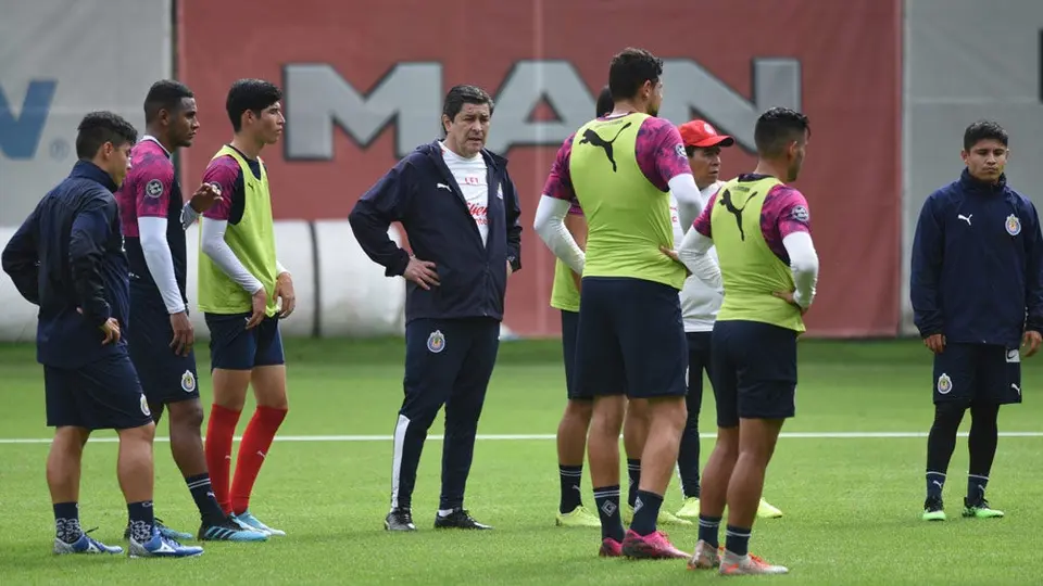 Chivas: Jugadores pidieron a Peláez que Luis Fernando Tena siga como DT