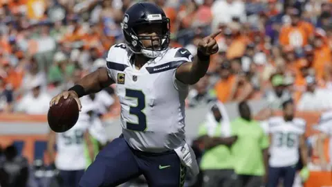 Russell Wilson lanzó reto a Tom Brady para medirse en un 'mano a mano' en golf