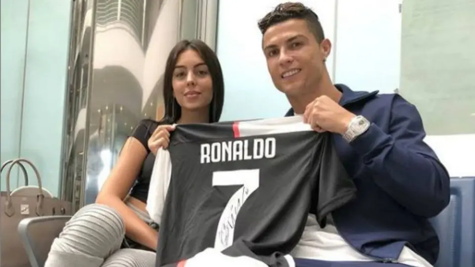 Esposa de Cristiano Ronaldo subastará jersey autografiado para recaudar fondos