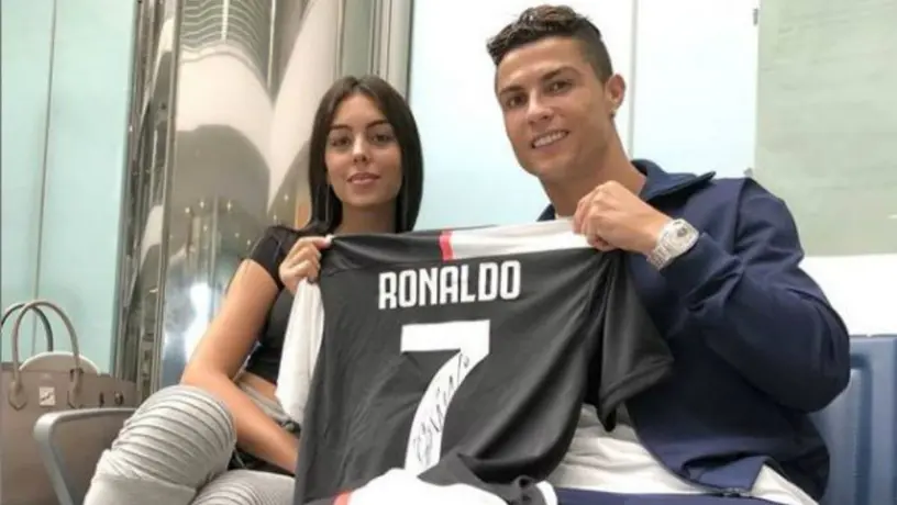 Esposa de Cristiano Ronaldo subastará jersey autografiado para recaudar fondos