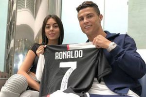 Esposa de Cristiano Ronaldo subastará jersey autografiado para recaudar fondos