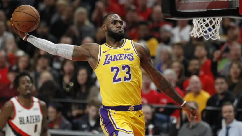 Lakers presumió homenaje de LeBron hacía mítica clavada de Kobe