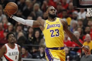 Lakers presumió homenaje de LeBron hacía mítica clavada de Kobe