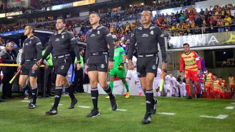 VIDEO: Cuarto árbitro se equivocó en cambio del Cata Domínguez en Cruz Azul vs Morelia