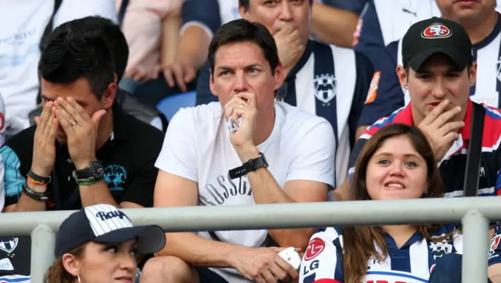 Guille Franco lució aburrido en el concierto de Jonas Brothers