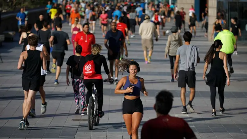 Españoles salieron a la calle tras volverse a permitir hacer ejercicio al aire libre