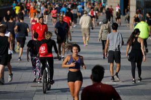 Españoles salieron a la calle tras volverse a permitir hacer ejercicio al aire libre