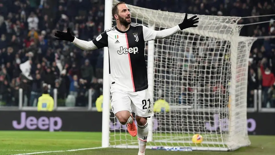 Gonzalo Higuaín regresó a Turín para reportar con la Juventus