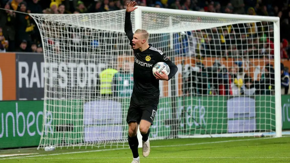 Haaland debutó con triplete en remontada del Borussia ante Augsburgo