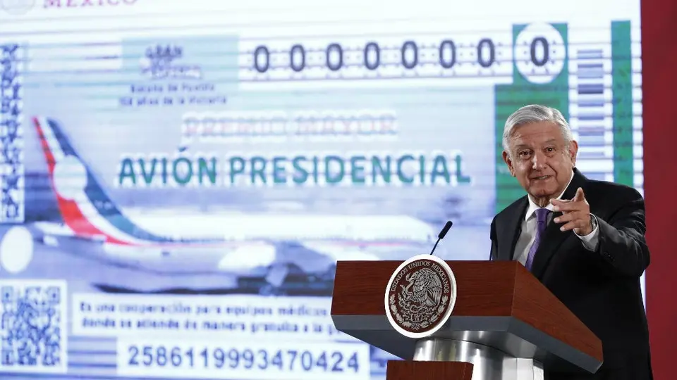 AMLO presentó 'cachito' para la rifa del avión presidencial
