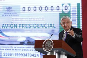 AMLO presentó 'cachito' para la rifa del avión presidencial