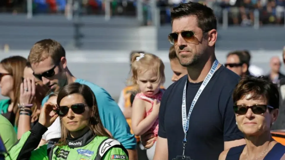 Aaron Rodgers y Danica Patrick mandaron 400 paletas a fan de Packers