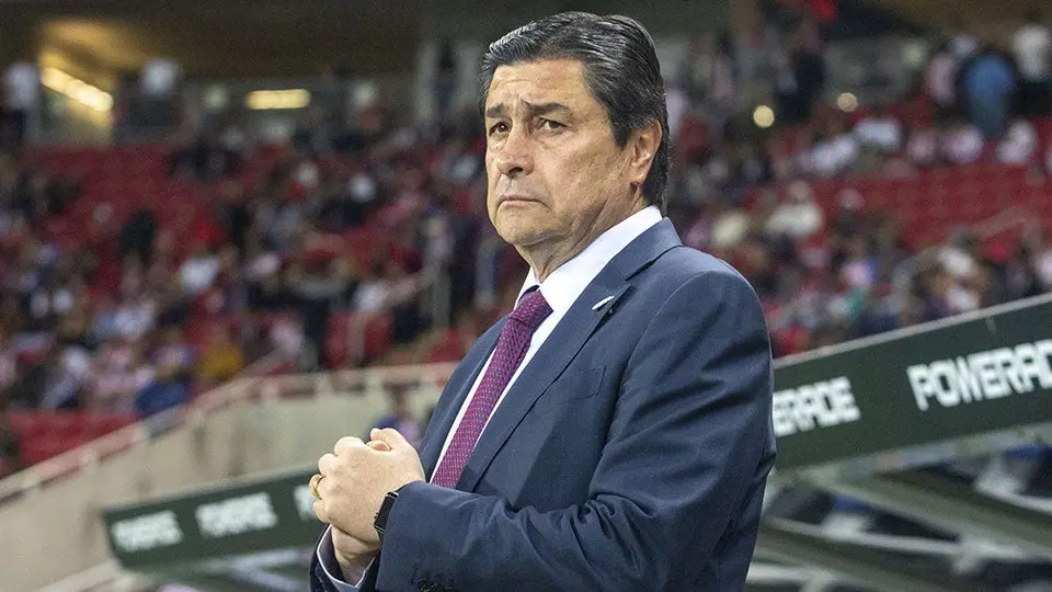 Chivas: Luis Fernando Tena ya definió a su pareja de centrales