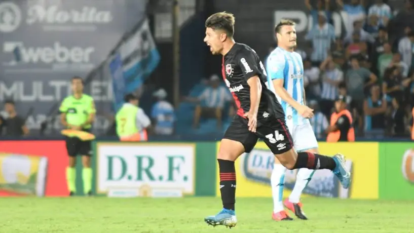 Jugador de Newell's Old Boys perdió el escudo de su playera en pleno partido