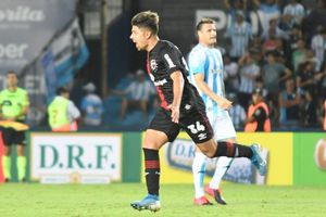 Jugador de Newell's Old Boys perdió el escudo de su playera en pleno partido
