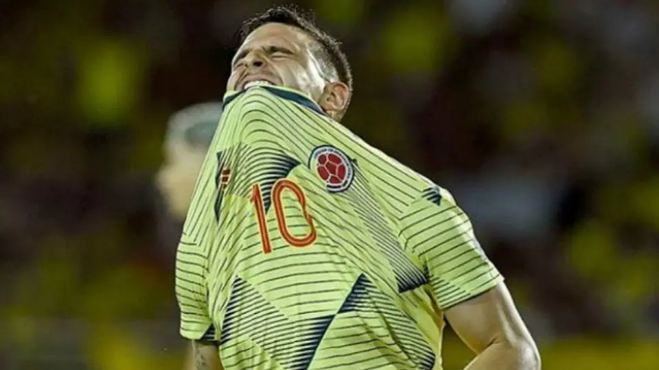 América: Benedetti sufrió aparatosa lesión de rodilla en duelo entre Colombia y Uruguay